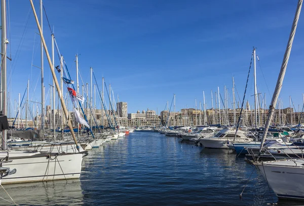 Porto com barcos à vela em Marselha com vista para o promena — Fotografia de Stock