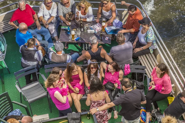 Folk nyder turen på floden Main på en solrig dag - Stock-foto