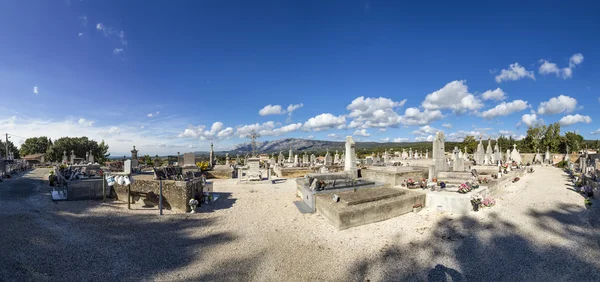 Oude graven op de begraafplaats — Stockfoto