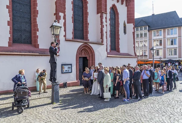 Couple with family poses for a marriage photo in front of Nicola — Stock Photo, Image