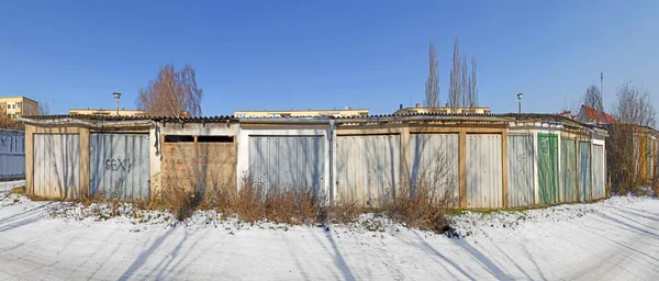 Viejas puertas de garaje en una fila en la RDA — Foto de Stock