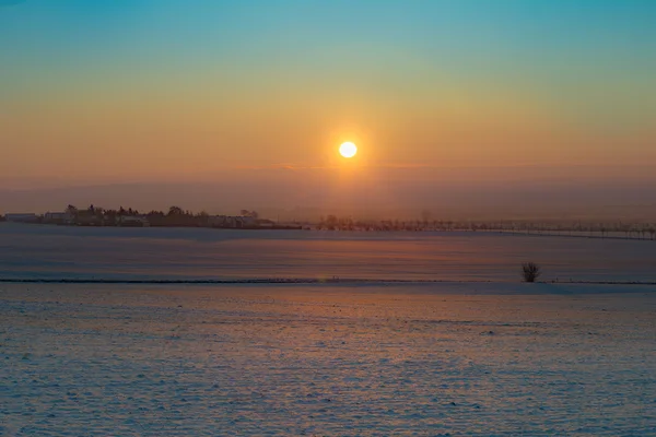 Живописный восход солнца в снегу покрыл зимний пейзаж в Тюрингии — стоковое фото