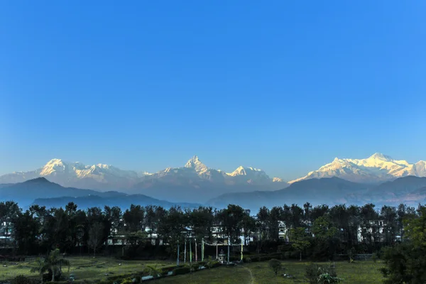 Montañas del Himalaya vistas desde Pokhara a primera hora de la mañana —  Fotos de Stock
