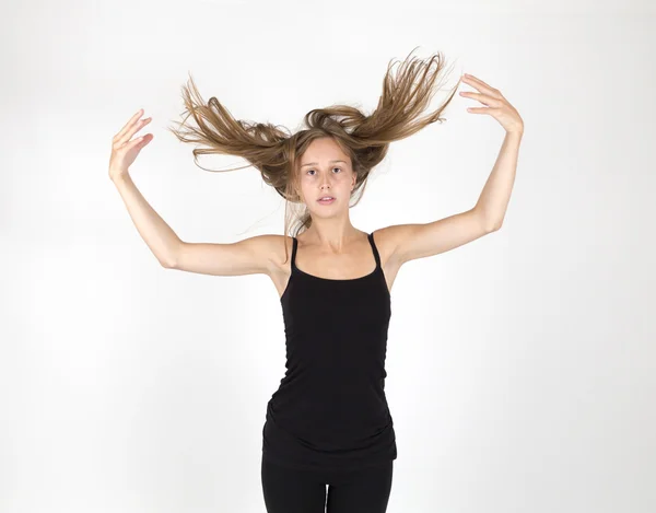 Lachende jonge mooi meisje met bruin haar — Stockfoto