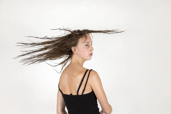 Lachende jonge mooi meisje met bruin haar — Stockfoto