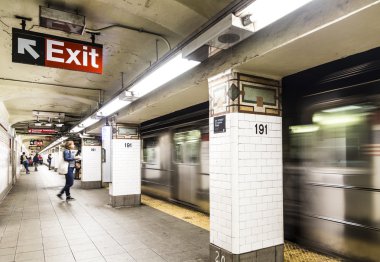 Metro İstasyonu 191st Street New York'ta insanlar bekler