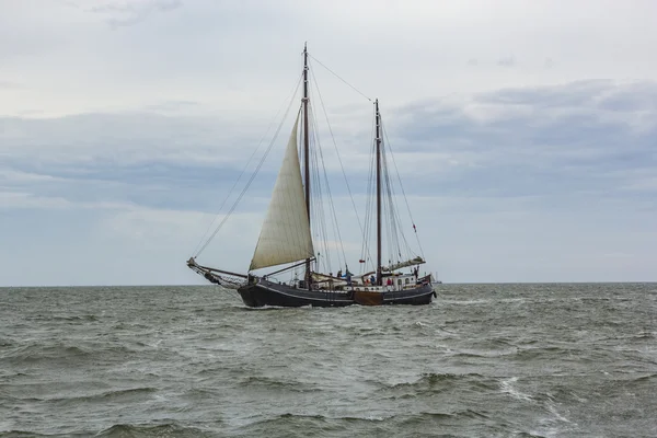 Insanlar yelken gemisi Aagtje — Stok fotoğraf