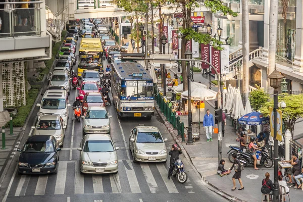 車は交通信号で停止し、バンコクで緑色の光を待つ — ストック写真