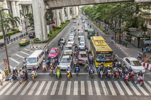 Autók egy közlekedési lámpa megáll, és várni a zöld fény Bangkokban — Stock Fotó