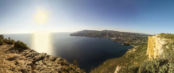 Vista da cidade de Cassis, Cap Canaille rock and Mediterranean Sea fro — Fotografia de Stock