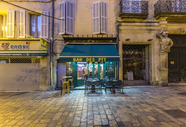 As pessoas se encontram de manhã em um bar francês para ter um café — Fotografia de Stock