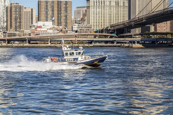 纽约警察局控制与一艘快艇在河 — 图库照片