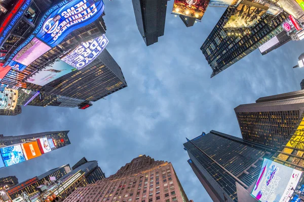 Náměstí Times square, vystupoval s Broadwaye a obrovské množství — Stock fotografie