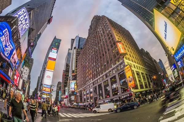 Times square is gekenmerkt met theaters van broadway en het enorme aantal — Stockfoto