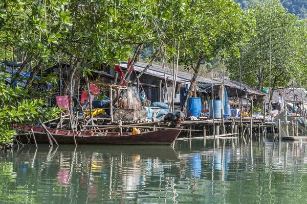 Plastik fishernet reling üzerinde asılı — Stok fotoğraf