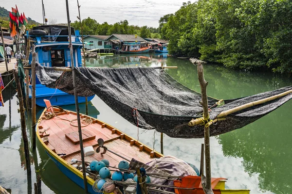 Pequeño pueblo de pescadores en los manglares en la isla de —  Fotos de Stock