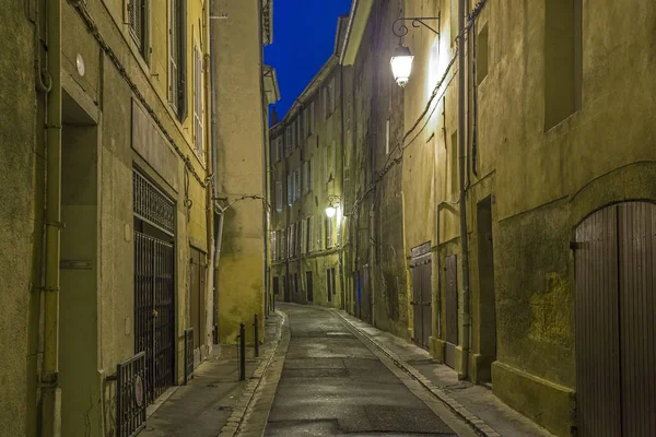 Liten gränd nattetid i Aix — Stockfoto