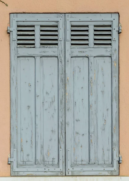 A régi kék festett fa ablak szerkezetében — Stock Fotó