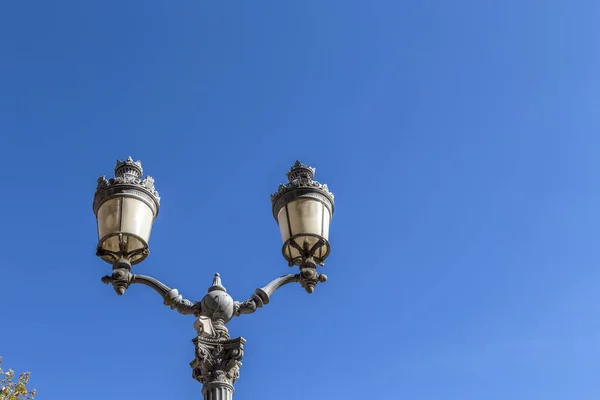 Старый фонарь в центре города Экс-ан-Прованс под голубым небом — стоковое фото