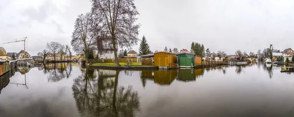 Rivierlandschap bij Havel aan een kleine gracht in Brandenburg — Stockfoto