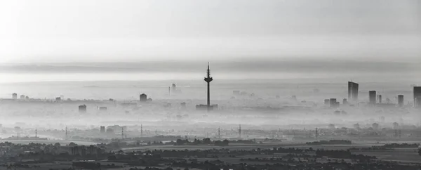 Frankfurt am Main in de ochtend mist — Stockfoto