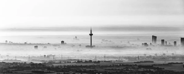 Frankfurt am Main dans le brouillard matinal — Photo