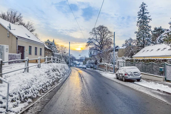 Landsbyen Grinzing i det tidlige morgenlys i vintertid - Stock-foto