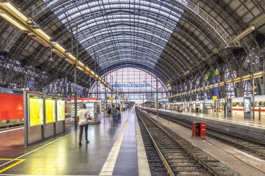 insanlar geliyor ve Frankfurt tren istasyonunda yola