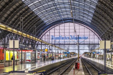 insanlar geliyor ve Frankfurt tren istasyonunda yola