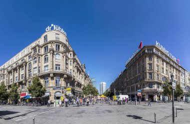 Kaiserstrasse Frankfurt önünde insanlar tren istasyonu
