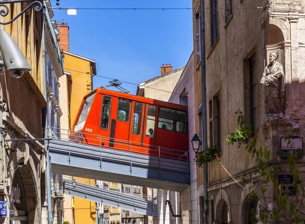 The cable car connects the old town with the hill Fourviere — Stock Photo, Image
