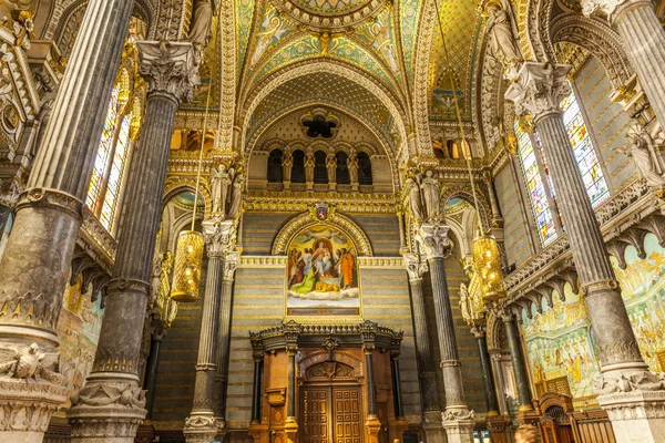 Wnętrze bazyliki Notre-Dame de Fourvière w Lyon — Zdjęcie stockowe