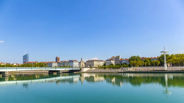 Floden Rhône i Frankrike med utsikt till centre Nautique och gamla stan — Stockfoto