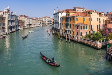 insanlar Canale Grande Venedik'te gondol gezisi tadını çıkarın.