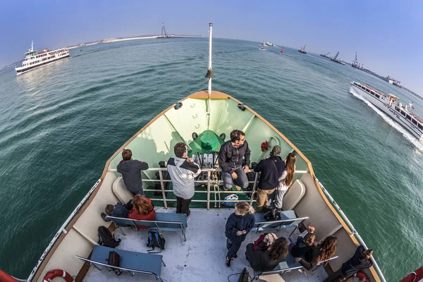 Pessoas em um barco a caminho de Veneza — Fotografia de Stock