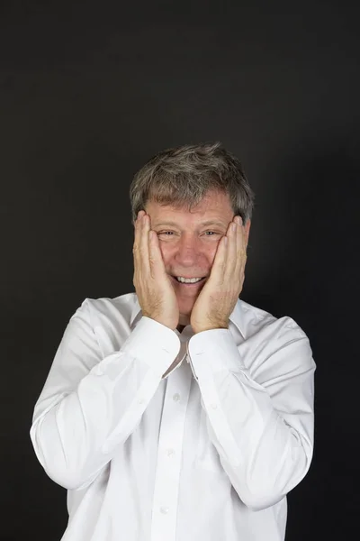 Beyaz iş gömleği gülüyor içinde olgun adam — Stok fotoğraf