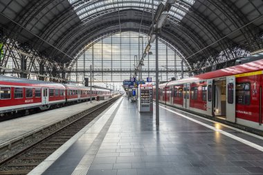 insanlar geliyor ve Frankfurt tren istasyonunda yola