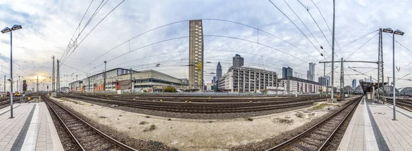 Persone arrivano e partono alla stazione ferroviaria di Francoforte — Foto Stock