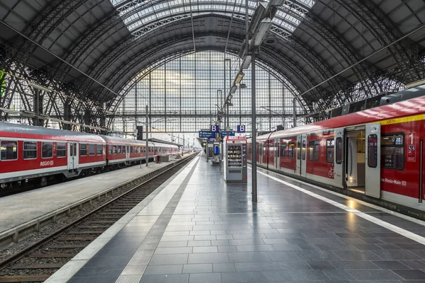 Mensen aankomen en vertrekken in het treinstation van Frankfurt — Stockfoto