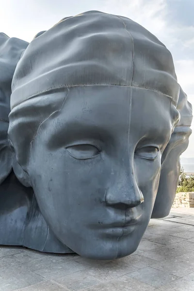 Скульптура из слизи, три головы скульптуры в форте Сен-Жан — стоковое фото
