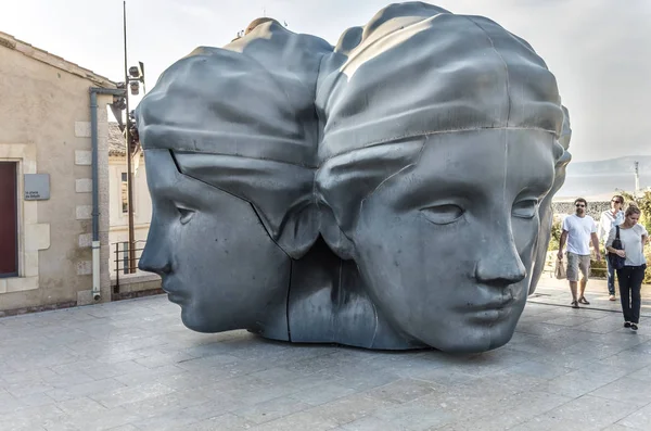 Люди восхищаются скульптурой Mucem, три головы скульптуры в Форт-Сент — стоковое фото