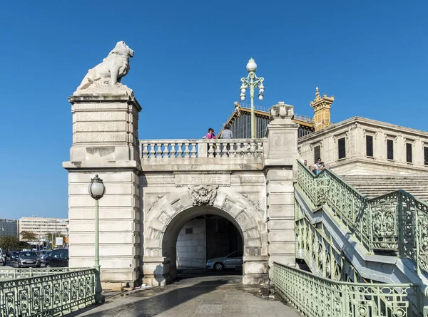 Mensen in Saint Charles treinstation — Stockfoto