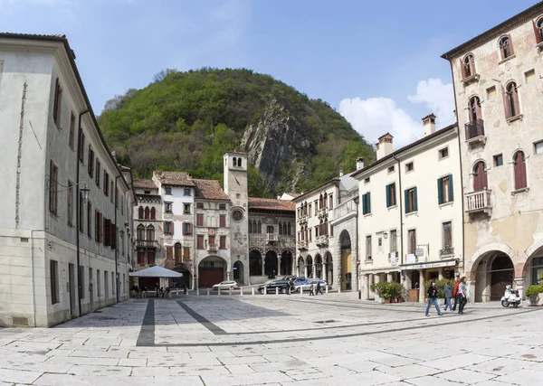 Plaza de mercado en el casco antiguo de Vittorio Veneto — Foto de Stock