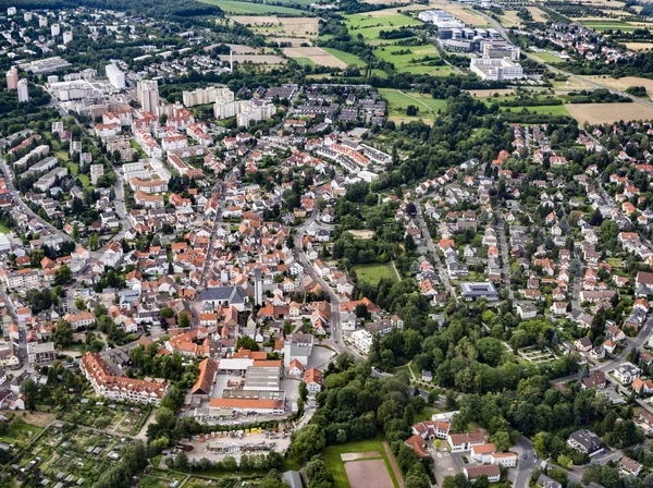 Schwalbach 镇的鸟瞰图是努斯 — 图库照片