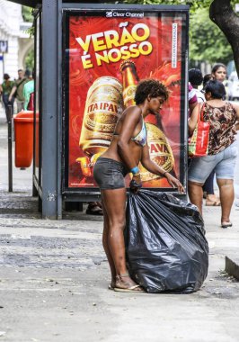 kadın Rio Street çöp toplar