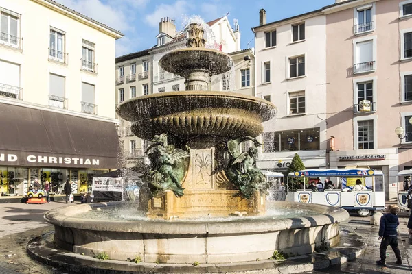 Grenoble antigua fuente de la ciudad en la plaza Grenette en el sureste o —  Fotos de Stock