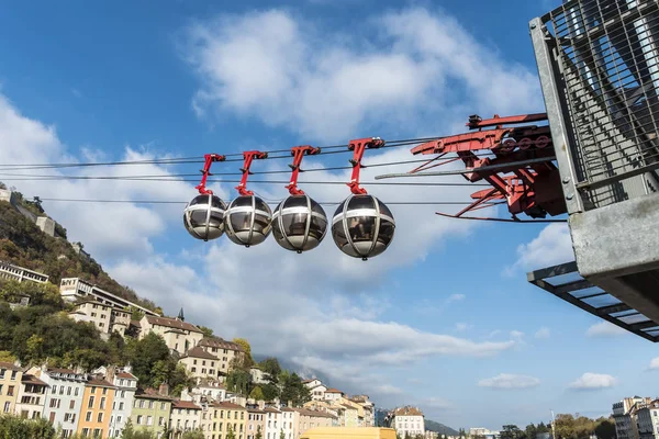 Teleférico para a Bastilha em Grenoble e Vista sobre a cidade de — Fotografia de Stock