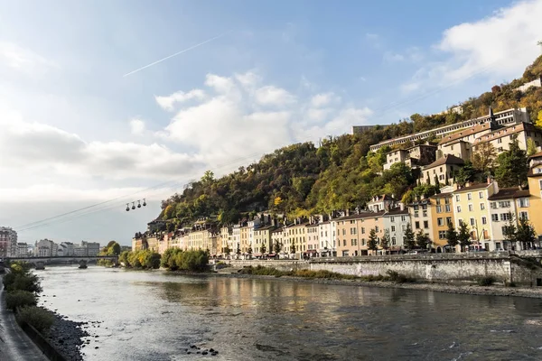 Stadtansichten mit Fluss und Brücke in Grenoble — Stockfoto