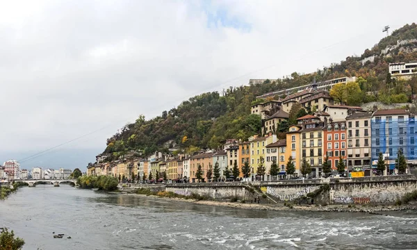 Vista del paisaje urbano con río y puente en Grenoble —  Fotos de Stock