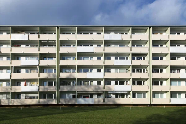 Fachada com varandas de um complexo habitacional social em Munique — Fotografia de Stock